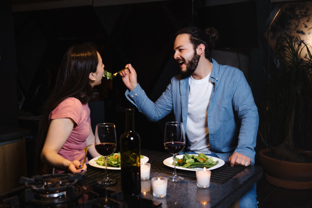 在拉丁美洲的墨西哥，年轻的西班牙夫妇在家里用餐庆祝祝酒图片下载