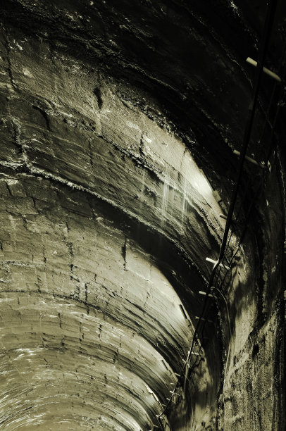 一个潮湿的旧隧道的天花板。隧道内部肮脏不堪。图片下载
