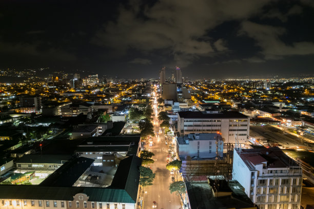 哥斯达黎加圣何塞市夜晚的美丽鸟瞰图，充满了灯光图片下载