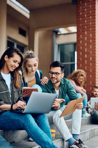 一群大学生在校园里用笔记本电脑进行电子学习。图片下载