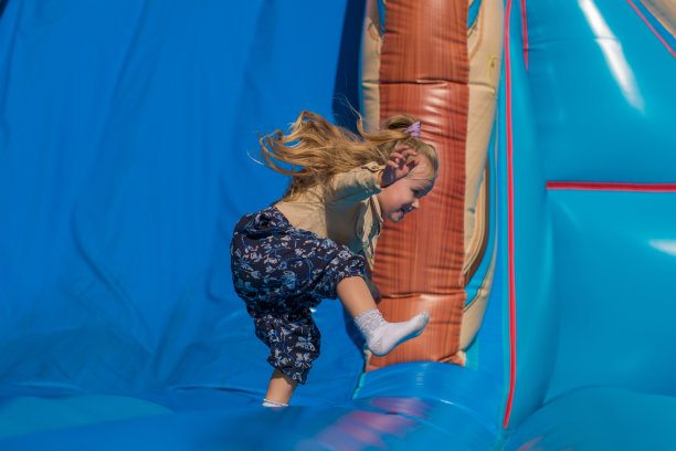 孩子们，女孩在户外操场上玩得很开心。孩子们享受图片下载