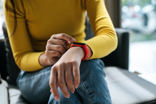 年轻女子在咖啡馆使用智能手表图片下载