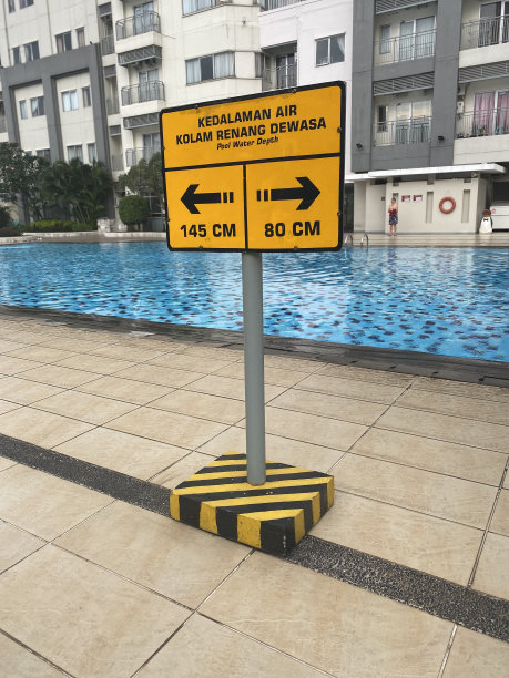 游泳池深度图片下载