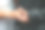 新娘和新郎的手的特写照片，上面装饰着结婚戒指。他们交缠的手指的美丽。新娘和新郎手上的戒指图片下载