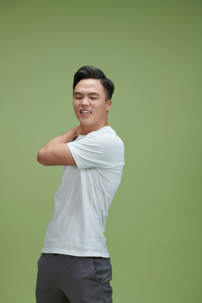 英俊的年轻人感受着手上的疼痛图片下载