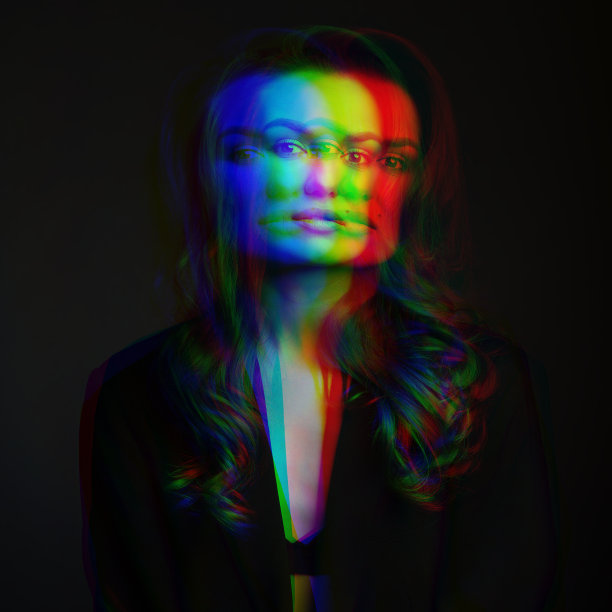 美丽的女人与深色西装和波浪的头发工作室肖像在RGB颜色分裂效果风格图片下载