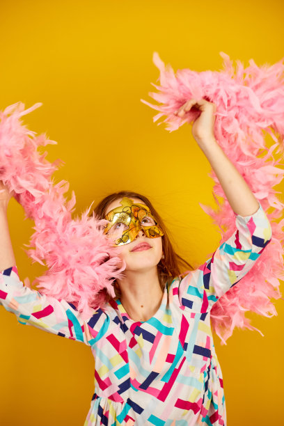 一个快乐的少女戴着五彩缤纷的巴西狂欢节面具图片下载