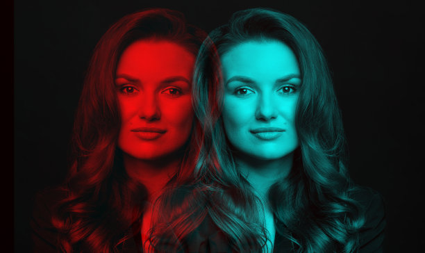 美丽的女人与深色西装和波浪的头发工作室肖像在RGB颜色分裂效果风格图片下载