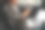 近距离的女分析师在笔记本电脑上工作和使用手机，在豪华汽车上班图片下载