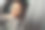 微笑的年轻女子戴着眼镜坐在城市出租车，看着相机的肖像图片下载
