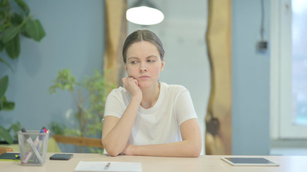 疲惫的年轻女子下班后离开办公室图片下载