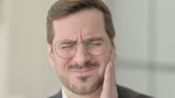 牙痛男子脸部特写图片下载