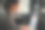 快乐的女经理在笔记本电脑上工作，坐在汽车皮革后座去办公室的路上图片下载