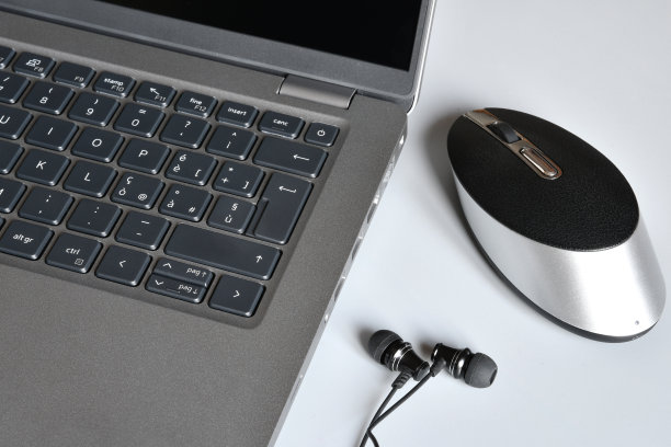 办公场所与现代笔记本电脑，耳机和电脑鼠标在白色的桌子上。图片下载