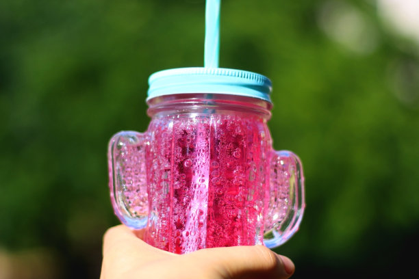 手握粉红饮料图片下载