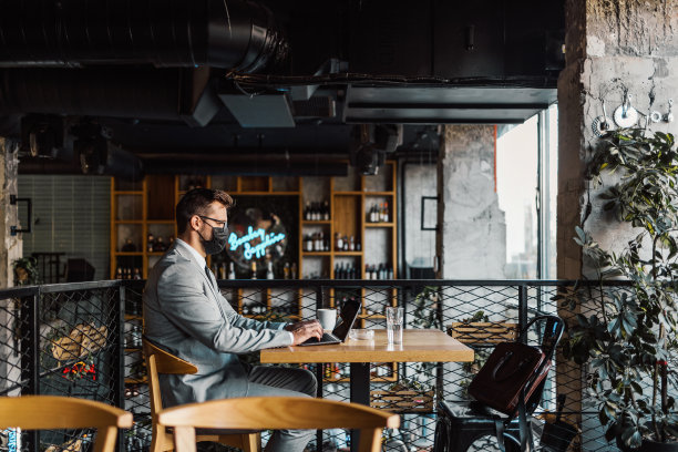 餐馆里的商人戴着防护口罩图片下载
