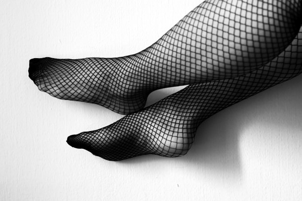 一个穿黑色长袜的女人。图片下载