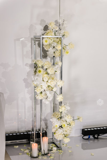 照片墙，拱门处装饰蜡烛和鲜花。宴会区生日派对的时尚装饰。豪华婚宴。副本的空间。庆典洗礼概念。细节特写镜头。图片下载