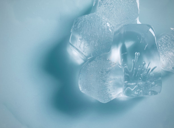 冰块的背景，冰块的纹理或背景它让我感觉清新，感觉很好，在夏天，冰和冷饮会让我们感到放松，为饮料或茶点业务。图片下载