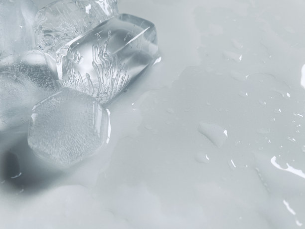冰块的背景，冰块的纹理或背景它让我感觉清新，感觉很好，在夏天，冰和冷饮会让我们感到放松，为饮料或茶点业务。图片下载