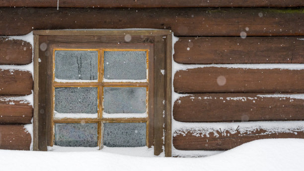 一间木屋被雪覆盖的窗户图片下载