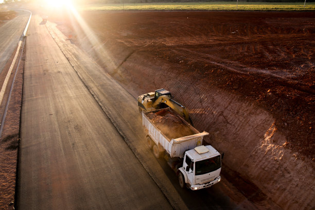 挖土机把土装在卡车上图片下载