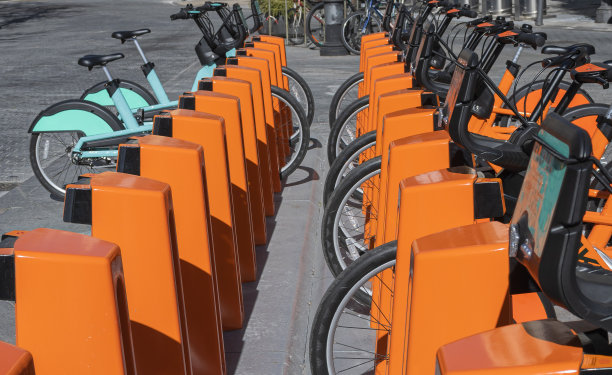 垂直摄影的电动自行车在充电点充电的街道在巴利亚多利德，西班牙图片下载