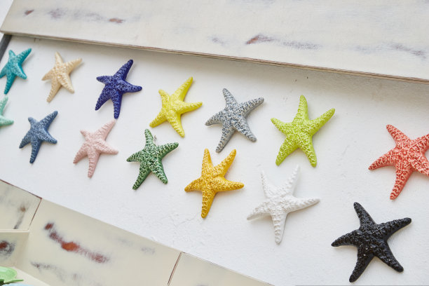 纳扎雷街头市场上出售的陶瓷。正宗传统葡萄牙纪念品图片下载