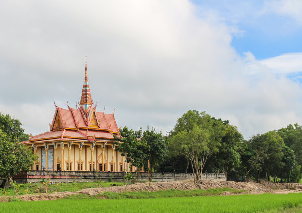 越南安江省，绿色稻田之间的高棉人独特建筑的寺庙图片下载