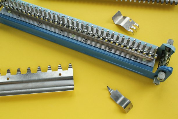 手工针织机细节。小企业，创业理念。手工爱好服装工作坊。复古设备家庭作业设备图片下载