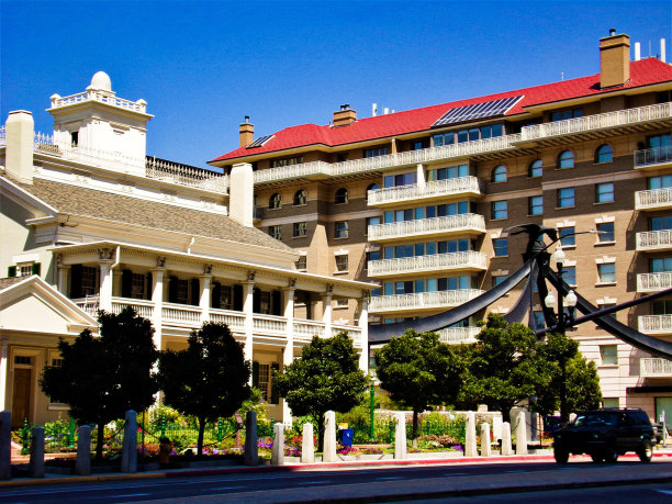 历史家在市中心的高楼大厦和公寓之间。图片下载