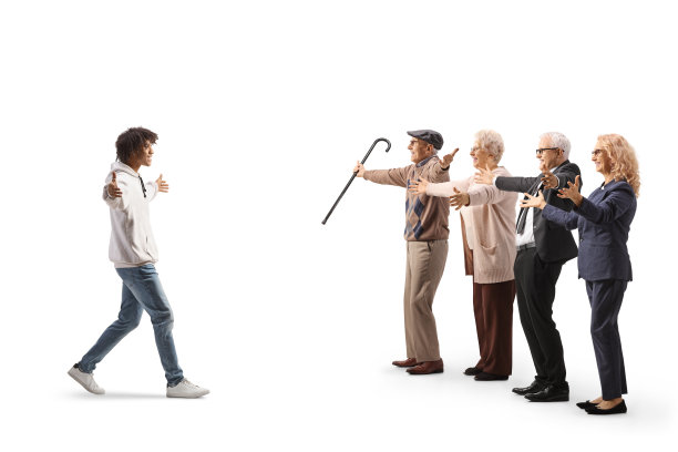 年轻的非裔美国人张开双臂走向一个白人家庭图片下载