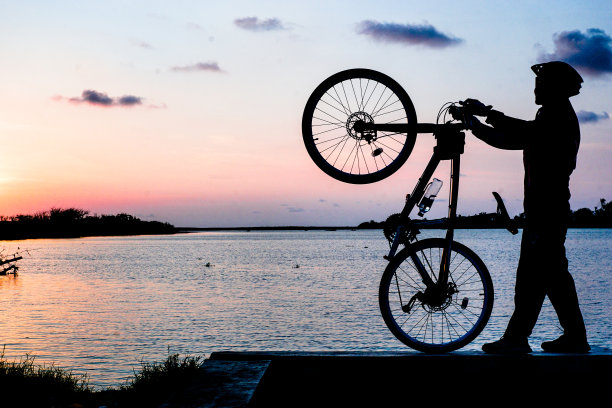 女子自行车手日落图片下载