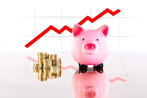 成堆的钱硬币与增加图形和白色背景上的存钱罐，商业概念。图片下载