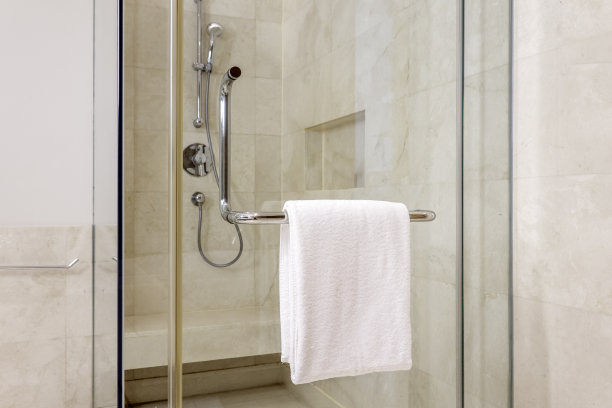 清洁毛巾在浴室的架子上图片下载