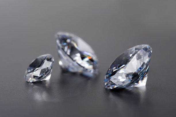 辉煌的切割钻石举行镊子在黑色背景图片下载