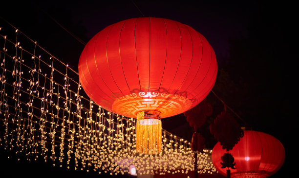 中国新年期间，街上挂满了明亮的灯笼图片下载