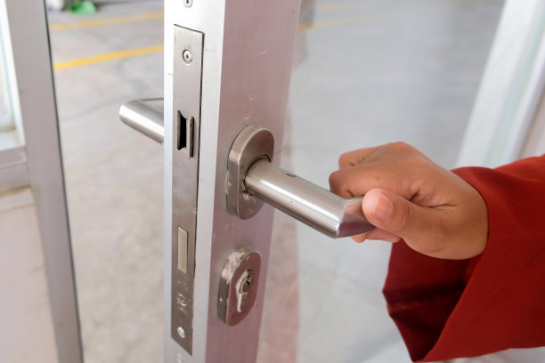 打开门的手的特写图片下载