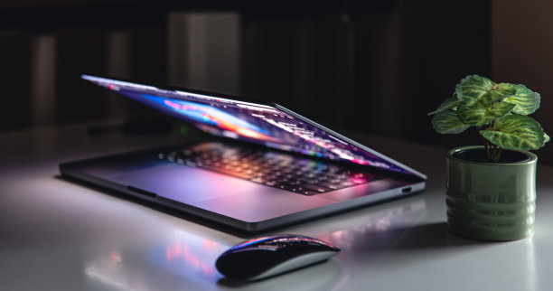 特写笔记本电脑键盘彩色霓虹灯照明，背光键盘。图片下载