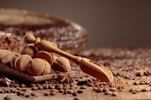 巧克力松露和一个装有可可粉的木勺。图片下载