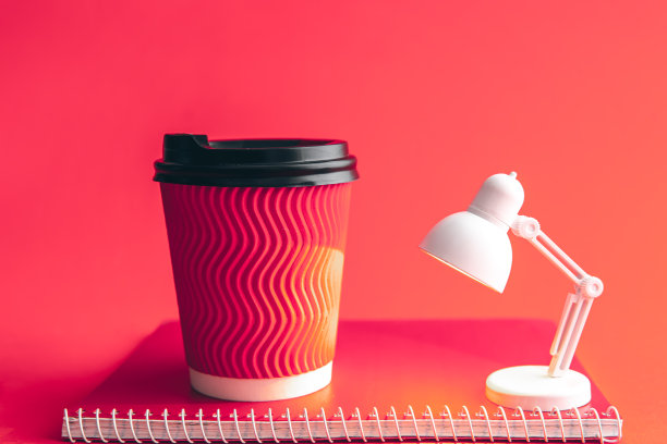 玻璃，记事本和台灯新潮Viva品红色。图片下载