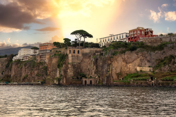 海滨旅游小镇的住宅和酒店。意大利，索伦托图片下载