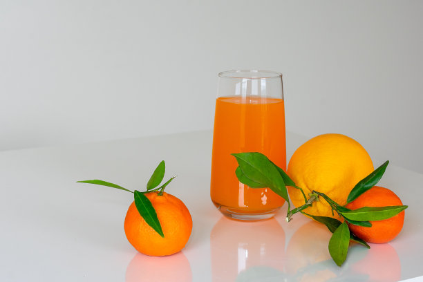 一杯橙汁，新鲜水果图片下载