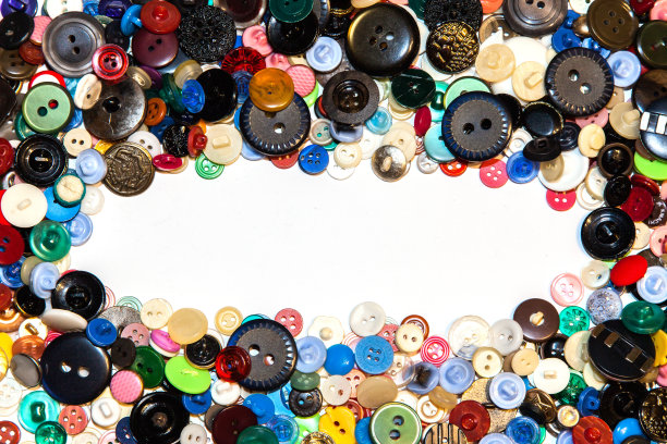 白色背景特写上的多色按钮。图片下载