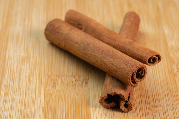 肉桂棒放在木制背景上。香肉桂调味特写。肉桂香料。美食烹饪视频概念。温葡萄酒，热葡萄酒的原料图片下载