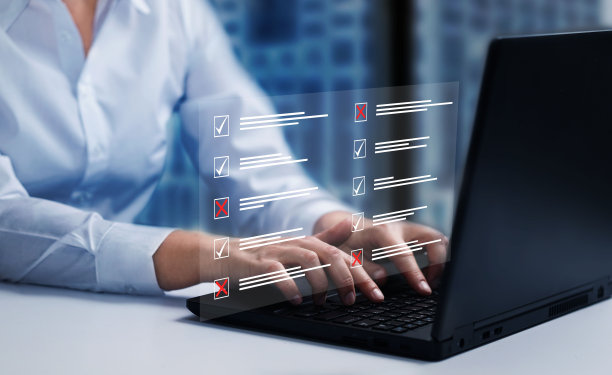 调查表格，检查表上的标记，在线填写表格和回答问题概念。图片下载