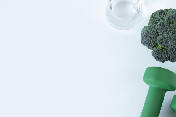 绿色的哑铃，新鲜的花椰菜，白色的一杯水，俯视图，复制空间图片下载