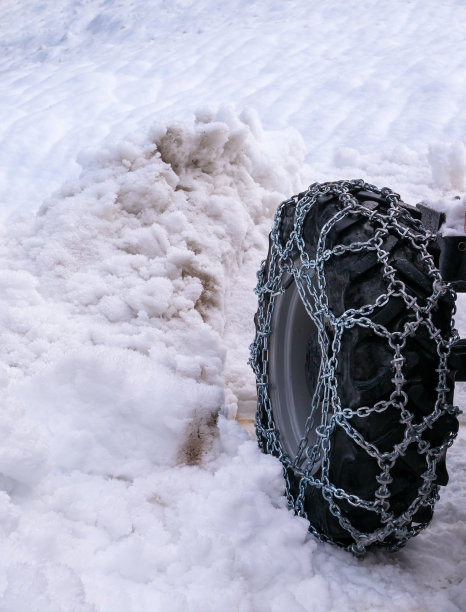 带防滑链的车轮图片下载
