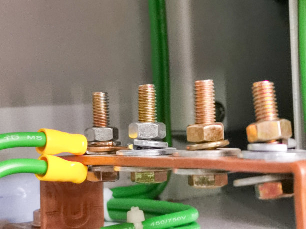 接地线连接，用于电气柜内的电击保护。图片下载