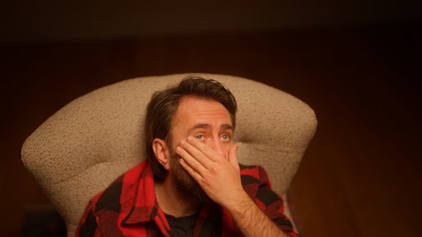 工作室肖像的帅哥坐在沙发上图片下载